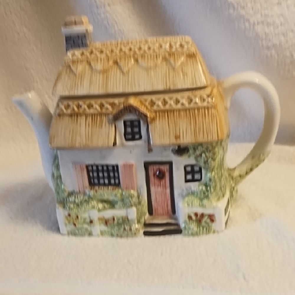 Charming Cottage Teapot